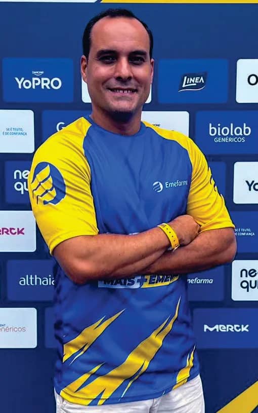 Atleta vestindo camisa dry fit sublimada azul e amarela